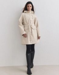 Damska kurtka wodoodporna 5000 mm, z regulowanym kapturem, Rain piaskowa. Brązowe kurtki AIM'N, l, bez wzorów, z materiału, eleganckie, z kapturem. Za 559.00 zł.