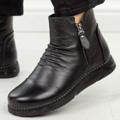 Czarne skórzane botki damskie Cambell 15324. Czarne botki Cambell, bez wzorów, z dzianiny, klasyczne, z okrągłym noskiem, bez obcasa, na płaskiej podeszwie, bez zapięcia. Za 319.00 zł.