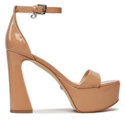 Sandały Guess. Brązowe sandały Guess, z aplikacjami, bez obcasa, na słupku, bez zapięcia. Za 599.99 zł.