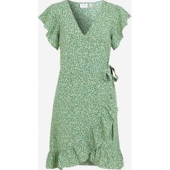 Sukienka Fini. Zielone sukienki Vila, na imprezę, bez wzorów, z tkaniny, eleganckie, bez kołnierzyka, bez ramiączek, mini, kopertowe. Za 189.00 zł.