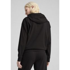 Damska wygodna prążkowana bluza z kapturem ESS ELEVATED PUMA Black. Czarne bluzy Puma, l, bez wzorów, prążkowane, sportowe, bez ramiączek, z kapturem. W wyprzedaży za 174.00 zł.