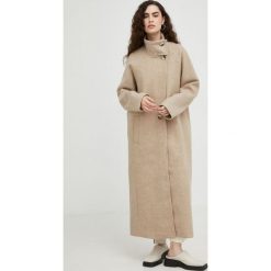 Bruuns Bazaar płaszcz z domieszką wełny kolor beżowy przejściowy. Brązowe płaszcze Bruuns Bazaar, bez wzorów, z wełny, bez kaptura. Za 1,259.90 zł.