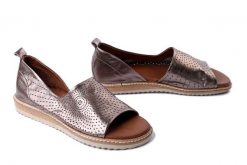 ARTIKER RELAKS 52C0814 bronze, sandały damskie. Brązowe sandały Artiker Relaks, bez wzorów, ze skóry, bez obcasa, na obcasie, bez zapięcia. Za 169.90 zł.