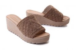 ARTIKER RELAKS 52C1287 dark beige, klapki damskie. Brązowe klapki Artiker Relaks, bez wzorów, bez obcasa, na koturnie, bez zapięcia. Za 114.90 zł.