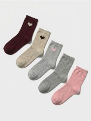 Długie skarpetki z sercem 5 pack - wielobarwny. Skarpetki Sinsay, bez wzorów. Za 17.99 zł.