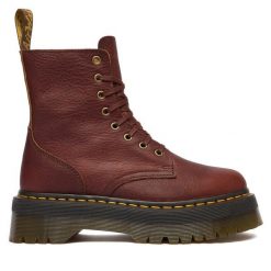 Trzewiki Dr. Martens. Brązowe botki Dr Martens, bez wzorów, bez obcasa, na płaskiej podeszwie, bez zapięcia. Za 739.99 zł.