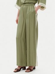 KARL LAGERFELD Spodnie materiałowe A2W10118 Zielony Relaxed Fit. Zielone spodnie materiałowe KARL LAGERFELD, bez wzorów, z materiału. Za 729.99 zł.