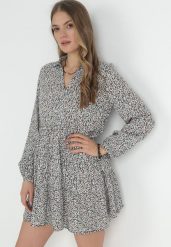 Biało-Czarna Sukienka Mini w Kwiaty z Falbanką Enelle. Białe sukienki Born2be, l, bez wzorów, bez kołnierzyka, bez ramiączek, mini. W wyprzedaży za 55.99 zł.