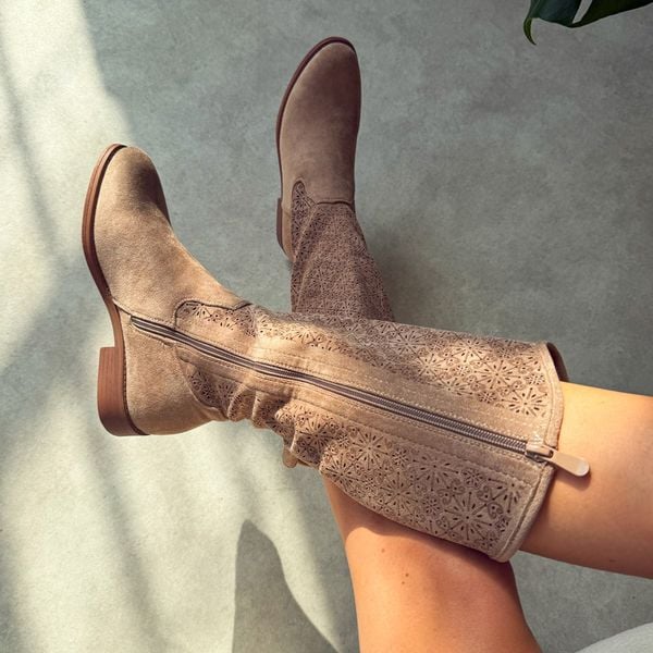 Beżowe jesienne ażurowe kozaki damskie S.Barski 534. Brązowe kozaki S.BARSKI, na jesień, w ażurowe wzory, z zamszu, eleganckie, bez obcasa, na obcasie, bez zapięcia. Za 249.00 zł.