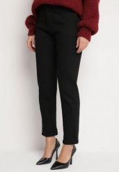 Czarne Jeansy o Kroju Mom Fit z Bawełną i Wysokim Stanem Tasemi. Czarne jeansy Born2be, bez wzorów, z bawełny, eleganckie, z podwyższonym stanem. Za 99.99 zł.