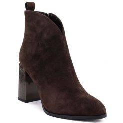 Botki damskie zamszowe na ozdobnym obcasie brązowe Gino Fabiani 9210. Brązowe botki Gino Fabiani, bez wzorów, ze skóry, eleganckie, bez obcasa, na obcasie, bez zapięcia. Za 299.99 zł.