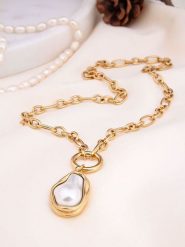 Charlize Pozłacany naszyjnik perłą - dł. 50 cm rozmiar: onesize. Białe naszyjniki Charlize, z materiału, z perłą, pozłacane. Za 108.74 zł.