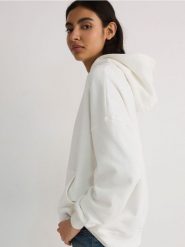 Bluza regular z kapturem - złamana biel. Bluzy Reserved, l, bez wzorów, z bawełny, bez ramiączek, z kapturem. W wyprzedaży za 49.99 zł.