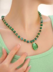 L'Atelier de Gaia Pozłacany naszyjnik z elementami ozdobnymi - dł. 50 cm rozmiar: onesize. Zielone naszyjniki L'Atelier de Gaia, z materiału, z agatem, pozłacane. Za 122.09 zł.