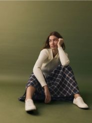 Rozpinany sweter z kołnierzem - kremowy. Białe swetry Reserved, l, bez wzorów, z dzianiny, bez ramiączek. Za 129.99 zł.