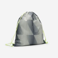 Worek na buty składany 10 l. Czarne buty treningowe Decathlon, bez wzorów, z materiału, bez zapięcia, na fitness i siłownię. Za 12.99 zł.
