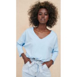 Bluzka Bart 2 BS Błękitny. Niebieskie bluzki blue shadow, bez wzorów, z bawełny, bez kołnierzyka, bez ramiączek. Za 119.90 zł.