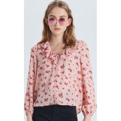 Bluzka z kwiatowym wzorem - Różowy. Bluzki Cropp. W wyprzedaży za 19.99 zł.
