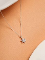 Lodie Silver Srebrny naszyjnik z zawieszką - dł. 40 cm rozmiar: onesize. Szare naszyjniki Lodie Silver, z materiału, z cyrkonią, srebrne. Za 52.99 zł.