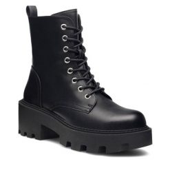 Botki DeeZee. Czarne botki DeeZee, bez wzorów, bez obcasa, na słupku, bez zapięcia. Za 139.99 zł.