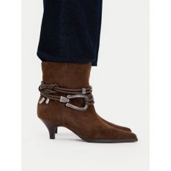 Botki Badura. Brązowe botki Badura, bez wzorów, bez obcasa, na słupku, bez zapięcia. Za 499.99 zł.