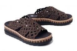 Rieker V7992-24 brown, klapki damskie. Brązowe klapki Rieker, z aplikacjami, ze skóry ekologicznej, bez obcasa, na koturnie, bez zapięcia. Za 319.90 zł.