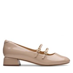 Półbuty Clarks. Brązowe półbuty wsuwane Clarks, bez wzorów, bez obcasa, na obcasie. Za 429.99 zł.