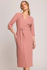 Elegancka sukienka midi z dekoltem V i rozcięciem różana. Czerwone sukienki Stylove, do pracy, uniwersalny, bez wzorów, z elastanu, biznesowe, bez kołnierzyka, dla wysokich, bez ramiączek, midi, dopasowane. Za 389.00 zł.