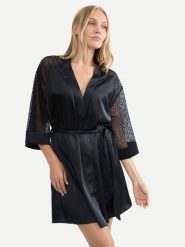 Triumph Szlafrok A Weekend To Remember 10227185 Czarny. Czarne szlafroki damskie Triumph, bez wzorów, z syntetyku, bez ramiączek. Za 199.99 zł.