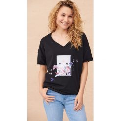 T-Shirt Damski Efekt Motyla BS Czarny. Czarne t-shirty blue shadow, s, z aplikacjami, z bawełny, bez kołnierzyka, bez ramiączek. Za 159.90 zł.