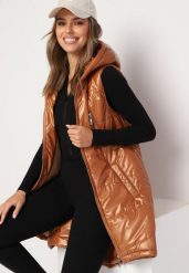 Brązowa Długa Kamizelka z Kapturem Ozdobiona Imitacją Kieszeni Mavaria. Brązowe kamizelki Born2be, na jesień, l, bez wzorów, z jeansu, eleganckie, bez ramiączek, z kapturem. Za 89.99 zł.