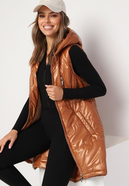 Brązowa Długa Kamizelka z Kapturem Ozdobiona Imitacją Kieszeni Mavaria. Brązowe kamizelki Born2be, na jesień, l, bez wzorów, z jeansu, eleganckie, bez ramiączek, z kapturem. Za 89.99 zł.