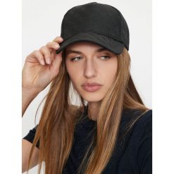 Czapka z daszkiem Guess. Czarne czapki z daszkiem Guess, z aplikacjami. Za 109.99 zł.