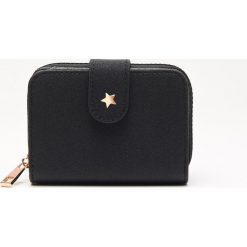 Portfel z cekinami - Czarny. Paski marki bonprix. Za 34.99 zł.