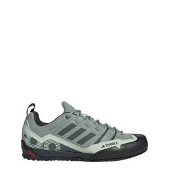 Buty Terrex Swift Solo 2.0 Hiking. Zielone buty trekkingowe adidas, z materiału, bez zapięcia. W wyprzedaży za 397.57 zł.