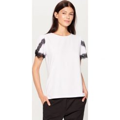 Bluzka z koronkową lamówką - Biały. Bluzki marki Reserved. W wyprzedaży za 39.99 zł.
