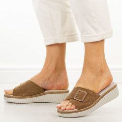 Brązowe skórzane klapki damskie S.Barski 7002. Brązowe klapki S.BARSKI, bez wzorów, z jeansu, casualowe, bez obcasa, na koturnie, bez zapięcia. Za 229.00 zł.