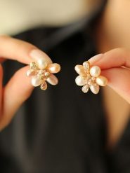 Pierres delicates Pozłacane kolczyki-wkrętki z perłami i kamieniami szlachetnymi rozmiar: onesize. Białe kolczyki Pierres delicates, z cyrkonią, pozłacane. Za 65.99 zł.