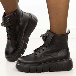 Czarne botki damskie na platformie Potocki 19333. Czarne botki POTOCKI, bez wzorów, z dzianiny, eleganckie, z okrągłym noskiem, bez obcasa, na platformie, bez zapięcia. W wyprzedaży za 203.15 zł.