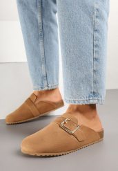 Jasnobrązowe Klapki z Ozdobną Klamrą w Stylu Chodaków Afindea. Brązowe klapki Renee, bez wzorów, z jeansu, eleganckie, bez obcasa, na płaskiej podeszwie, bez zapięcia. W wyprzedaży za 74.99 zł.