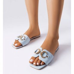 Niebieskie eleganckie klapki z łańcuchem Corbin. Niebieskie klapki z aplikacjami, casualowe, z otwartym noskiem, bez obcasa, na płaskiej podeszwie, bez zapięcia. Za 81.83 zł.