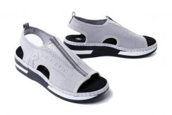 RIEKER V59B5-90 metallic, sandały damskie. Szare sandały Rieker, bez wzorów, bez obcasa, na koturnie, bez zapięcia. Za 319.90 zł.