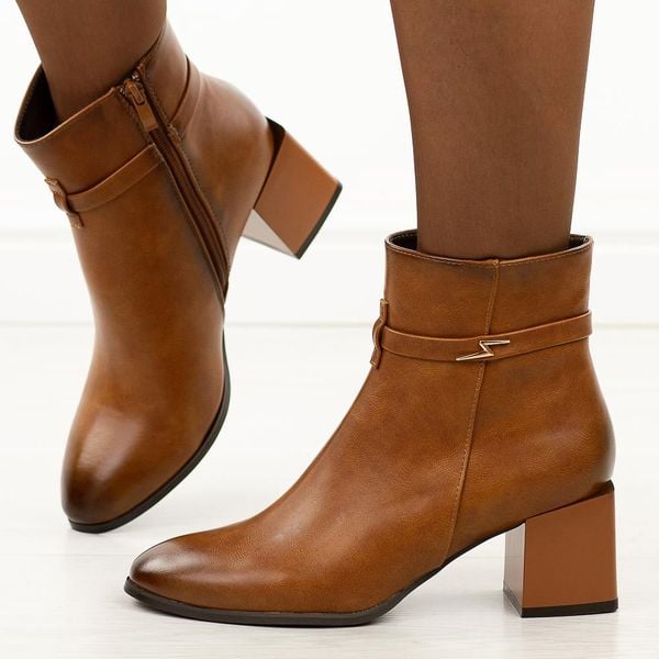 Camelowe botki damskie na obcasie M.Daszyński Sa217-18. Brązowe botki M.Daszyński, z aplikacjami, z jeansu, biznesowe, bez obcasa, na obcasie, bez zapięcia. Za 219.00 zł.