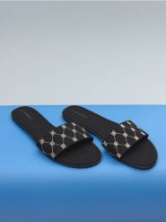 Klapki - czarny. Czarne klapki Sinsay, bez wzorów, bez obcasa, na płaskiej podeszwie, bez zapięcia. Za 39.99 zł.