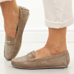 D.Brązowe skórzane mokasyny damskie S.Barski 7029. Brązowe mokasyny S.BARSKI, bez wzorów, z jeansu, z okrągłym noskiem. Za 229.00 zł.