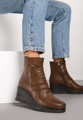 Brązowe Casualowe Botki na Koturnie z Marszczeniem przy Cholewce Itteara. Brązowe botki Renee, bez wzorów, z jeansu, eleganckie, bez obcasa, na koturnie, bez zapięcia. W wyprzedaży za 90.99 zł.