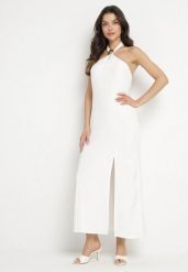 Biała Sukienka z Wiskozą z Odkrytymi Plecami i Wiązaniem Zdobiona Broszką Nalorise. Białe sukienki Born2be, l, z aplikacjami, z wiskozy, eleganckie, bez kołnierzyka, bez ramiączek. Za 99.99 zł.