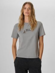 4F T-shirt loose z nadrukiem damski - szary L. Szare t-shirty 4f, l, bez wzorów, z bawełny, klasyczne, bez kołnierzyka, bez ramiączek. Za 79.99 zł.