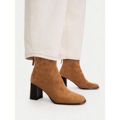Botki JENNY. Brązowe botki Jenny, bez wzorów, bez obcasa, na słupku, bez zapięcia. Za 179.99 zł.