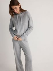 Gładki sweter z kapturem - jasnoszary. Szare swetry Reserved, l, bez wzorów, z dzianiny, bez ramiączek. W wyprzedaży za 89.99 zł.